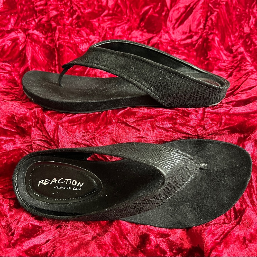 NWOB Kenneth Cole Vegan Suede Flip Flop Sandals - Picture 7 of 12